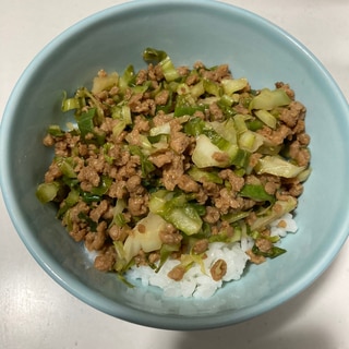 キャベツ食べきり、大豆ミートのそぼろ丼